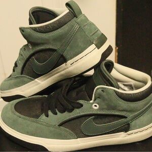 Nike SB VINTAGE Green Sneakers Suede Mid-Top Leo Baker